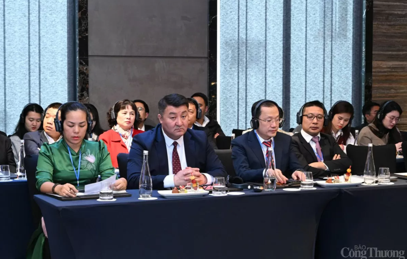 De nombreuses entreprises vietnamiennes participent à l'événement pour promouvoir la coopération commerciale et d'investissement entre le Vietnam et le Kirghizistan. Photo : baocongthuong