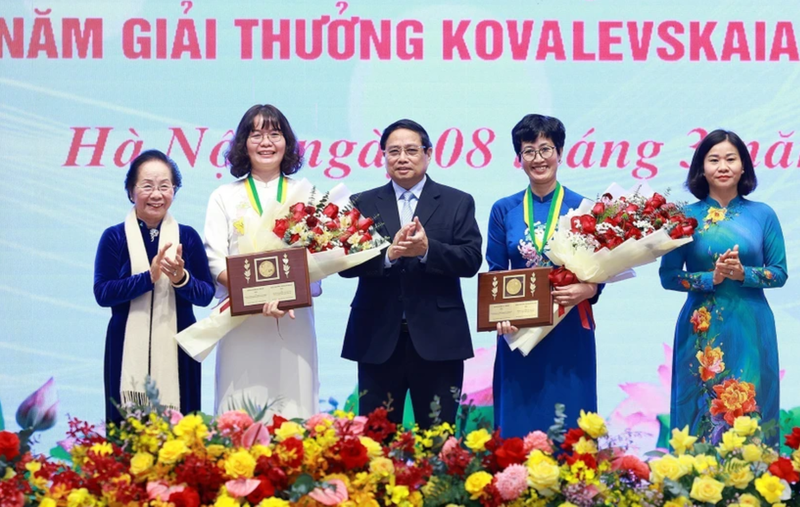 Le Premier ministre Pham Minh Chinhé remet le Prix Kovalevskaia à deux lauréates de l'édition 2024. Photo : VNA.