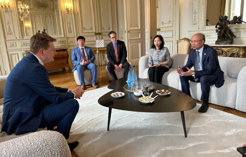 L’ambassadeur du Vietnam en France, Dinh Toan Thang (droite) rencontre le préfet de l’Hérault, François-Xavier Lauch. Photo : VNA.