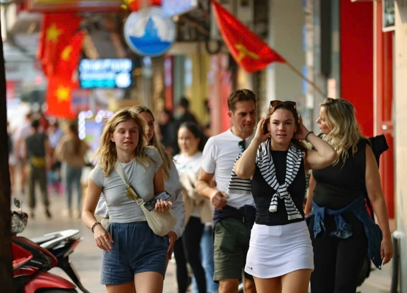 Des touristes étrangers au Vietnam. Photo : VNA.