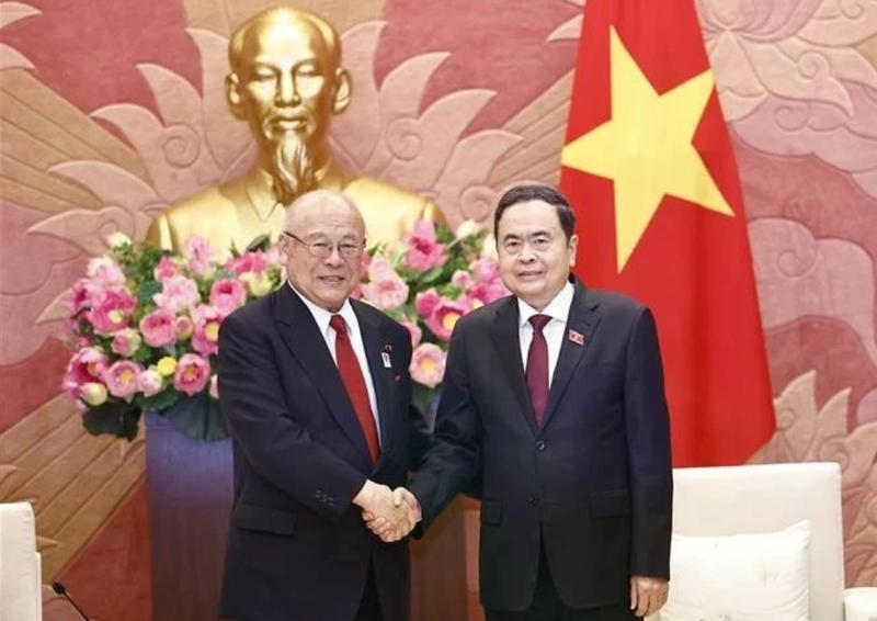 Le président de l'Assemblée nationale, Tran Thanh Man (droite), et Takebe Tsutomu, conseiller spécial de l'Alliance d'amitié parlementaire Japon-Vietnam. Photo : VNA.