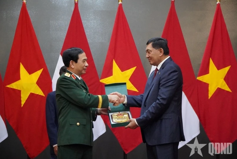 Le ministre de la Défense, Phan Van Giang (gauche) rencontre son homologue indonésien, Sjafrie Sjamsoeddin. Photo : qdnd.vn