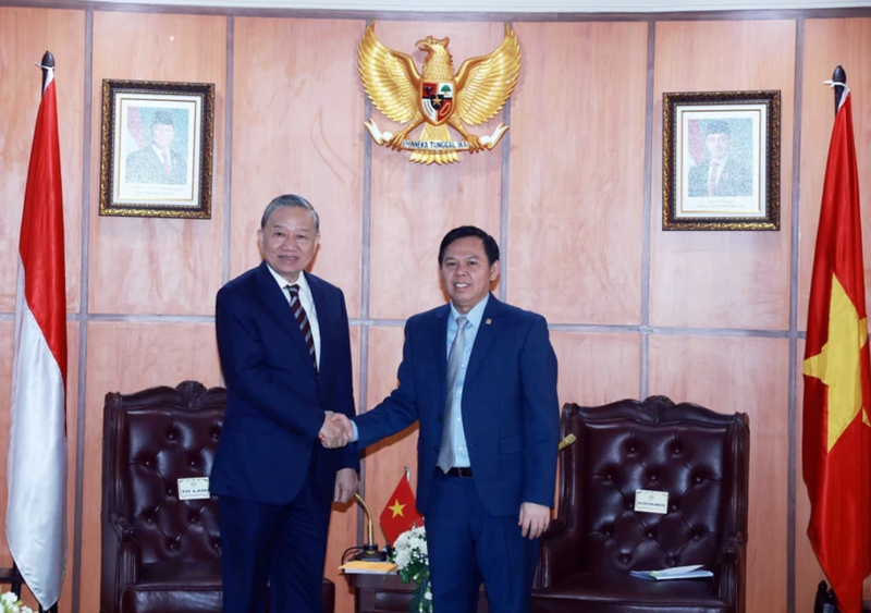 Le secrétaire général du Parti To Lam (gauche) a rencontré le président du Conseil des représentants des régions d’Indonésie, Sultan Bachtiar Najamudin. Photo : VNA.