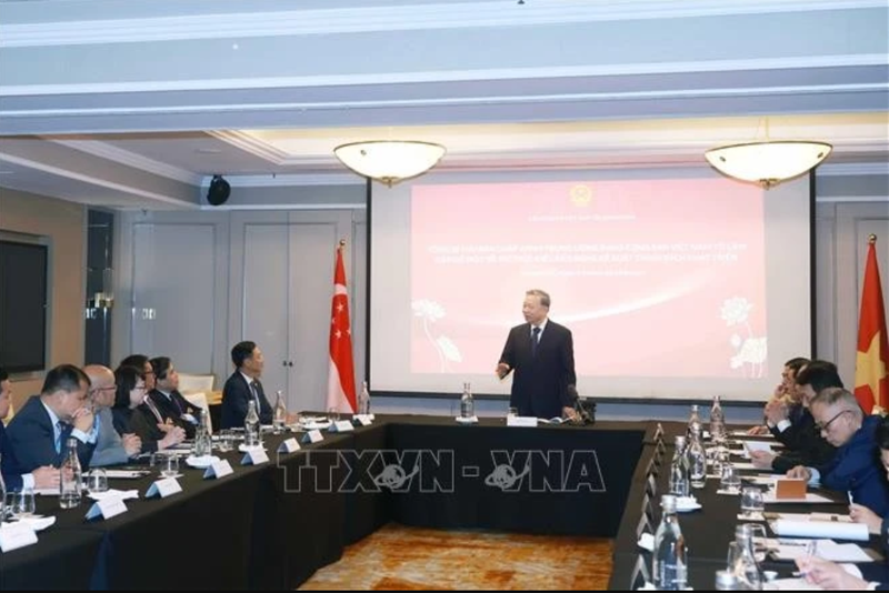 le secrétaire général du Parti communiste du Vietnam (PCV), Tô Lâm (debout), prend la parole lors de la rencontre. Photo : VNA.