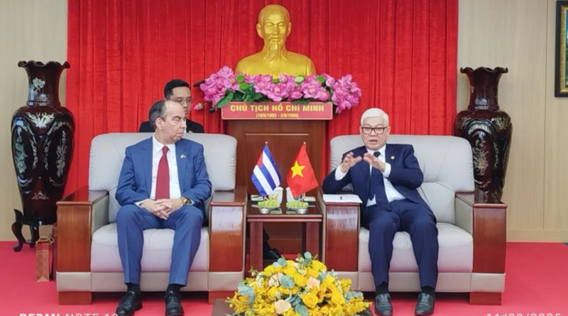 Nguyen Van Loi (à droite), membre du Comité central du Parti et secrétaire du Comité provincial du Parti de Binh Duong, et Rogelio Polanco Fuentes, ambassadeur de Cuba au Vietnam. Photo : NDEL