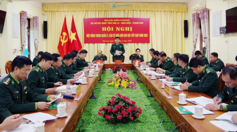 Lors de la conférence des Commandements des garde-frontières des 3 provinces que sont Thanh Hoa, Son La et Dien Bien pour mettre en œuvre efficacement plusieurs contenus de la coordination dans la gestion et la protection de la frontière. Photo : Fanpaga du Commandement des garde-frontières de Thanh Hóa