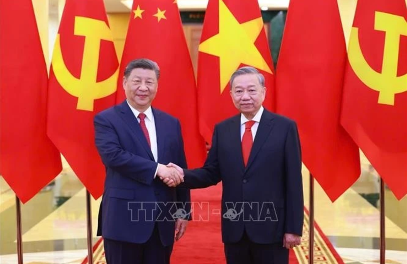 Le secrétaire général du Parti communistre du Vietnam, To Lam (droite) et le leader chinois Xi Jinping. Photo : VNA.