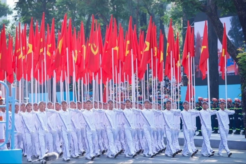 Le bloc de drapeaux du Parti et de la Patrie lors du défilé fêtant les 50 ans de la réunification nationale, symbolisant l'idée, la confiance en victoire, le courage et l'intelligence gestionnaire du Parti communiste du Vietnam. - VNA