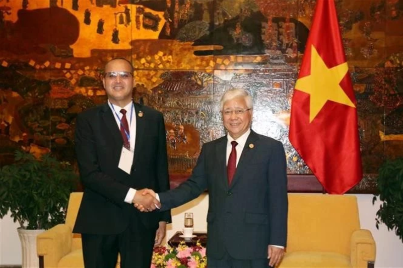 Do Van Chien, président du Comité central du Front de la Patrie du Vietnam (droite) et Bensalem Mohamed, membre du Bureau politique du FLN. Photo : VNA.