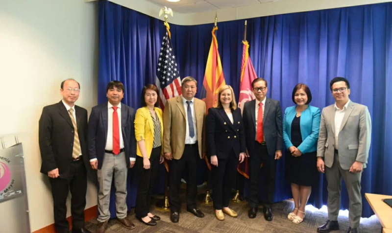 Le consul général du Vietnam à San Francisco, Hoang Anh Tuan, et sa délégation ont pris une photo souvenir avec le maire Kate Gallego à l'hôtel de ville de Phoenix.