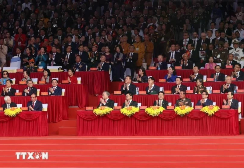 Les hauts dirigeants vietnamiens et des amis internationaux à la célébration des 50 ans de la réunification nationale. Photo : VNA.