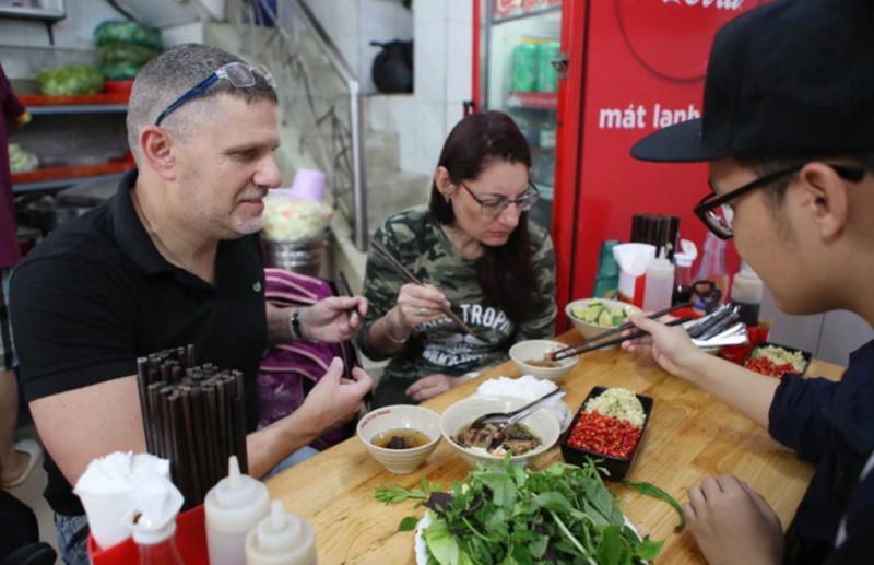Les touristes étrangers dégustent le bun cha. Photo: sggp