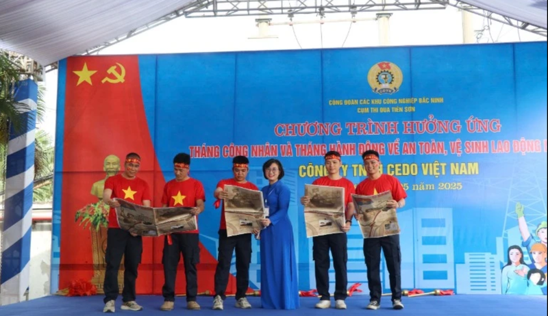Un supplément spécial du journal Nhân Dân arrive aux mains des travailleurs de Bac Ninh. Photo: NDEL
