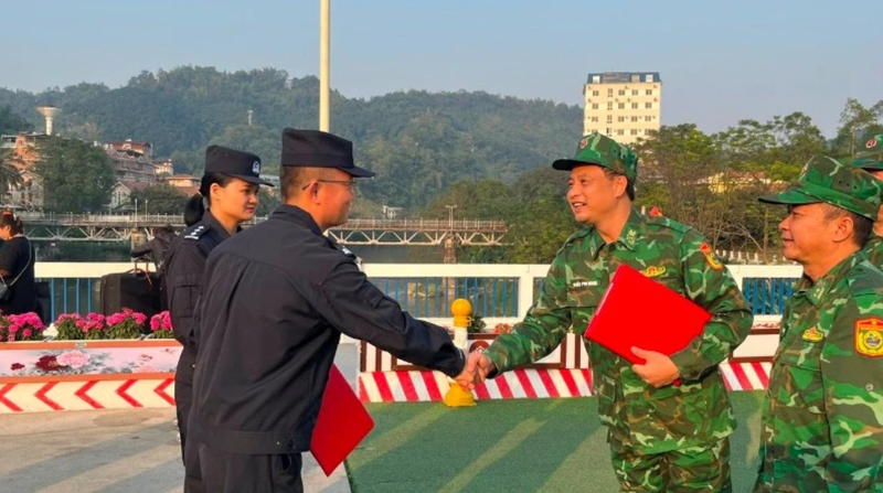 Le commandement des gardes-frontières de la province de Lao Cai et l'équipe de gestion des frontières de Hong Ha, station de contrôle des frontières de l'immigration de Hekou (Chine) organisent une patrouille conjointe. Photo : NDEL