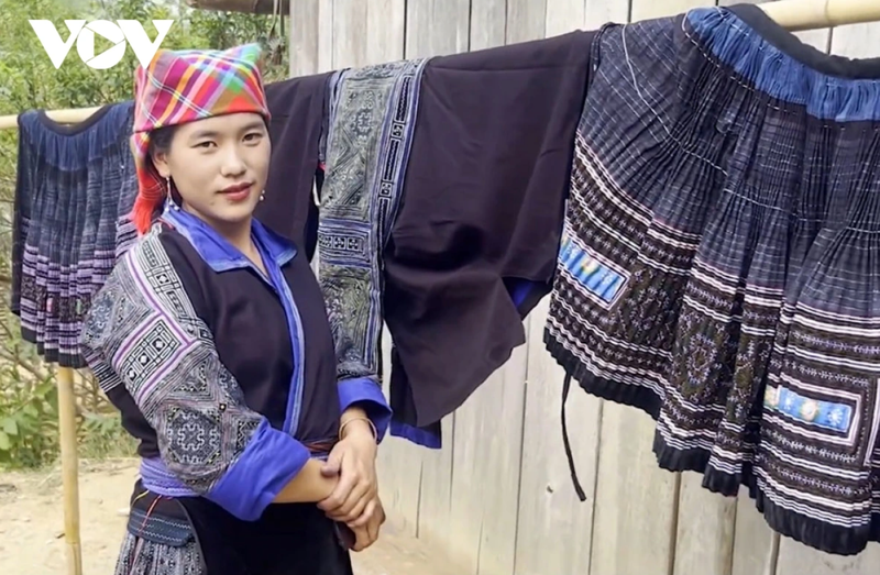 Une jeune fille Hmong en robe de brocart. Photo : VOV