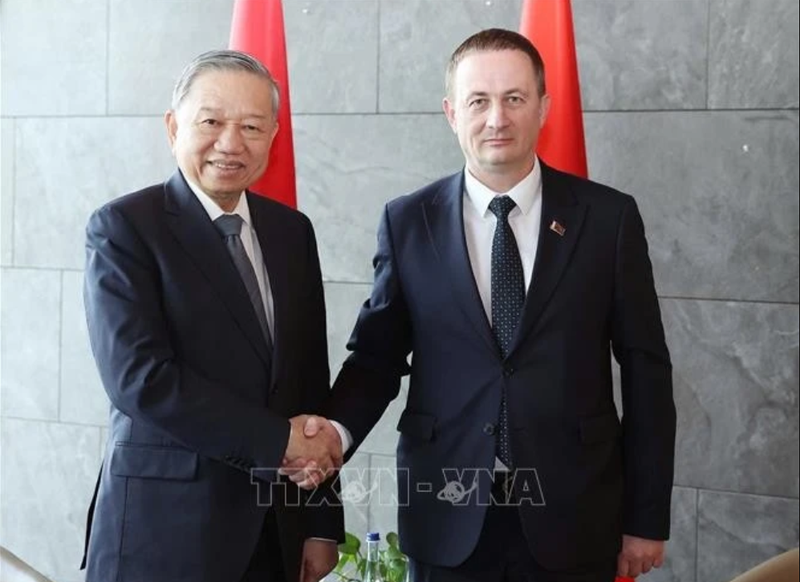 Le secrétaire général To Lam (gauche) rencontre le Premier ministre biélorusse. Photo : VNA.