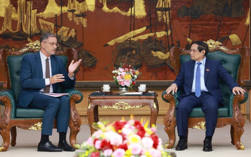Le Premier ministre Pham Minh Chinh (à droite) et l’ambassadeur de France au Vietnam, Olivier Brochet. Photo: VNA