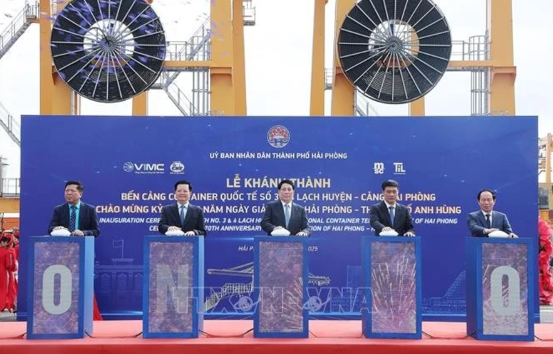 Le président Luong Cuong (au milieu) et des délégués à la cérémonie marquant l’entrée en exploitation des terminaux n°3 et 4 du port de Lach Huyen – Port de Hai Phong. Photo: VNA