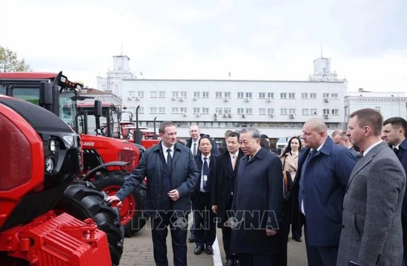 Le secrétaire général To Lam et le Premier ministre biélorusse (droite) visitent l'usine de tracteurs de Minsk. Photo : VNA.