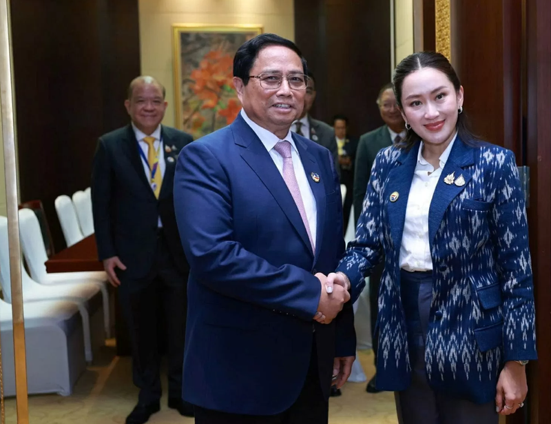 Le Premier ministre Pham Minh Chinh (à gauche) et son homologue thaïlandaise Paetongtarn Shinawatra lors des 44e et 45e sommets de l'ASEAN à Vientiane au Laos, en octobre 2024. Photo : Nhat Bac