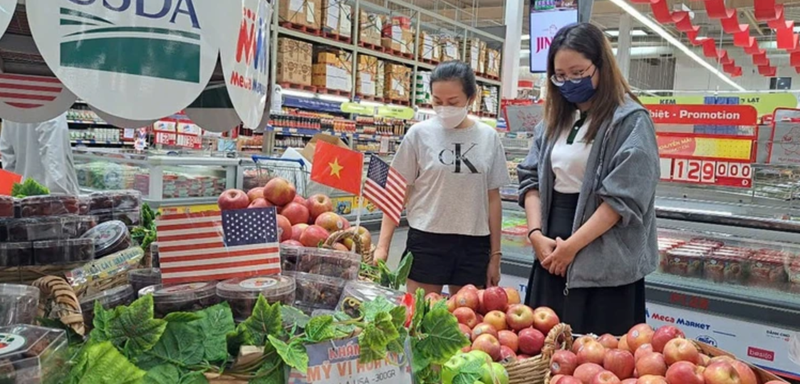 Des consommateurs choisissent des pommes américaines dans un supermarché à Hô Chi Minh-Ville. Photo : nld.com.vn