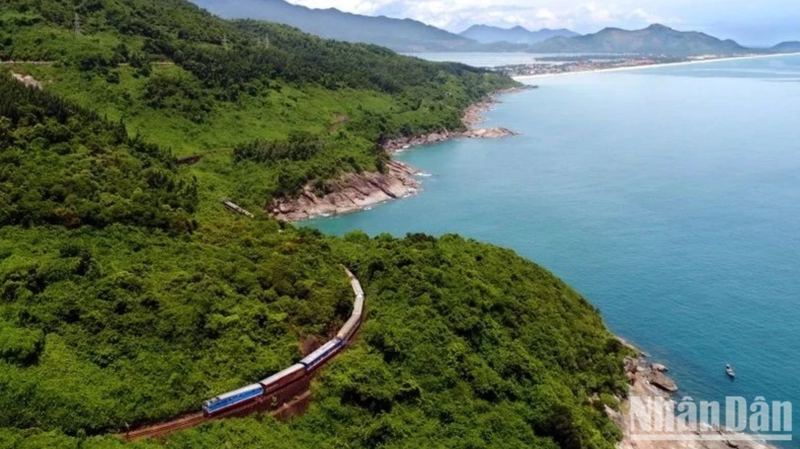Le train offre aux voyageurs une expérience touristique lente, où le voyage est tout aussi important que la destination. Photo: NDEL