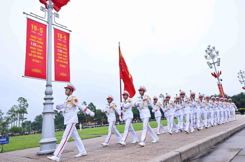 À 6 heures précises, la délégation du drapeau de l'armée Quyet Thang accomplit les rites de la cérémonie sacrée de lever du drapeau. Photo : Minh Duc/VNA