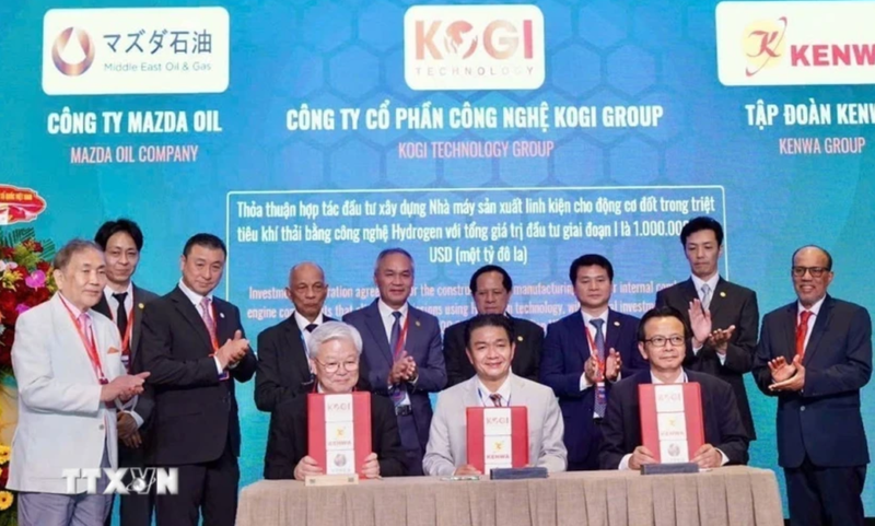 Lors de la cérémonie de signature d’un accord sur l'investissement d’une valeur de 6 milliards de dollars dans le développement d'infrastructures énergétiques et la production industrielle verte à Hô Chi Minh-Ville. Photo : VNA