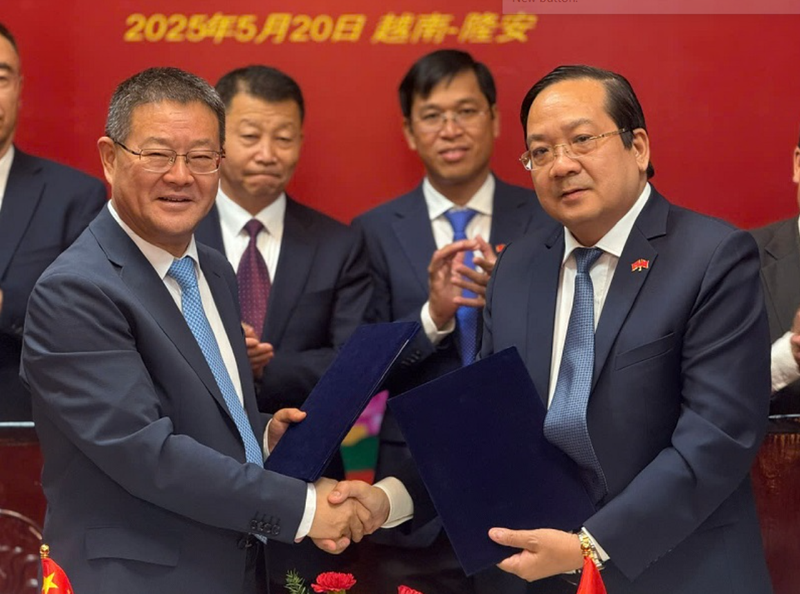 Nguyen Minh Lam, membre du Comité permanent du Comité provincial du Parti et vice-président du Comité populaire provincial de Long An et Liu Tao, vice-gouverneur du gouvernement populaire de la province du Qinghai, signent une lettre d'intention sur la coopération amicale. Photo : baodautu