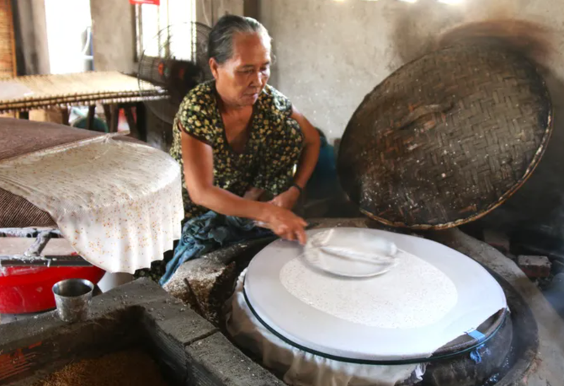 En plus de choisir des ingrédients de qualité, l'artisan doit être habile pour obtenir une galette bien ronde et d'une épaisseur appropriée. Photo: sggp