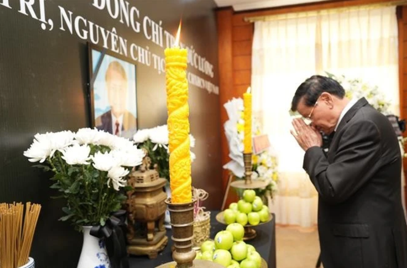 Le dirigeant lao, Thongloun Sisoulith, rend hommage à l'ancien président Tran Duc Luong. Photo: VNA