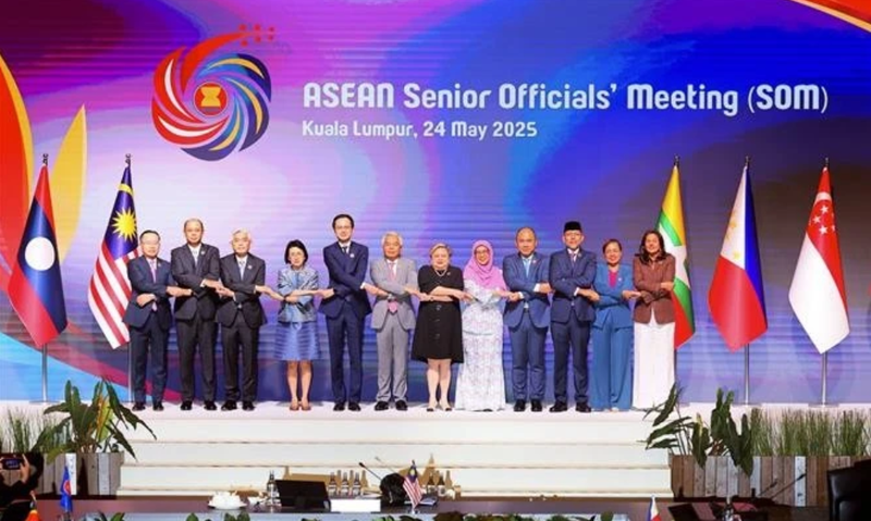 Le vice-ministre des Affaires étrangères Do Hung Viet (cinquième à partir de la gauche) avant la réunion des hauts officiels de l'ASEAN (SOM). Photo : VNA.