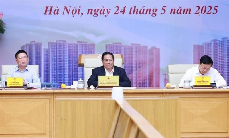 Le Premier ministre Pham Minh Chinh (au milieu) lors de la réunion. Photo : VNA.