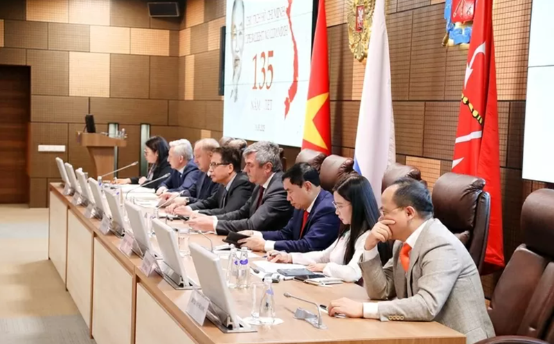L'ambassadeur du Vietnam en Russie, Dang Minh Khoi, effectue une visite à Saint-Pétersbourg, participant à une série d'activités importantes commémorant le 135e anniversaire de la naissance du Président Hô Chi Minh. Photo : baoquocte.