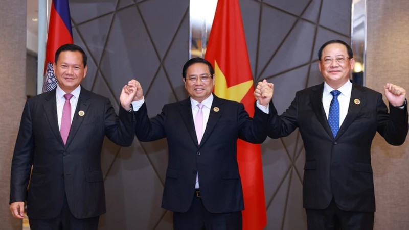 Le Premier ministre Pham Minh Chinh (centre) et ses homologues du Laos et du Cambodge. Photo : VNA.