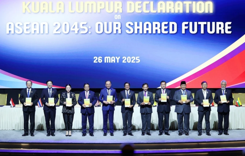 Les dirigeants des pays de l'ASEAN et du Timor-Leste signent a Déclaration de Kuala Lumpur « ASEAN 2045 : Notre avenir commun ». Photo : VNA