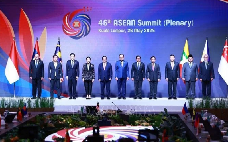 Le Premier ministre Pham Minh Chinh et les dirigeants des pays de l'ASEAN et du Timor-Leste assistent à la session plénière du 46e Sommet de l'ASEAN. Photo : VNA.
