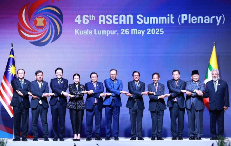Les dirigeants des pays membres de l’ASEAN et du Timor-Leste lors de la séance plénière du 46e Sommet de l’ASEAN à Kuala Lumpur, en Malaisie, le 26 mai. Photo : VNA.
