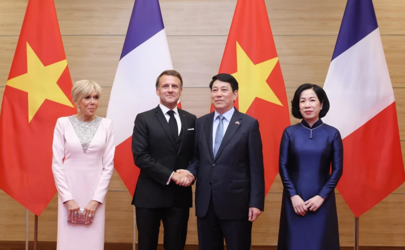 Le président de la République, Luong Cuong, et son épouse, le président français, Emmanuel Macron, et son épouse. Photo: VNA