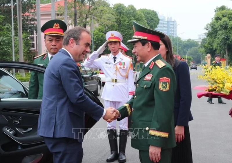 Le ministre vietnamien de la Défense, Phan Van Giang, accueillant le ministre français des Armées, Sébastien Lecornu, à Hanoi, le 26 mai. Photo : VNA.