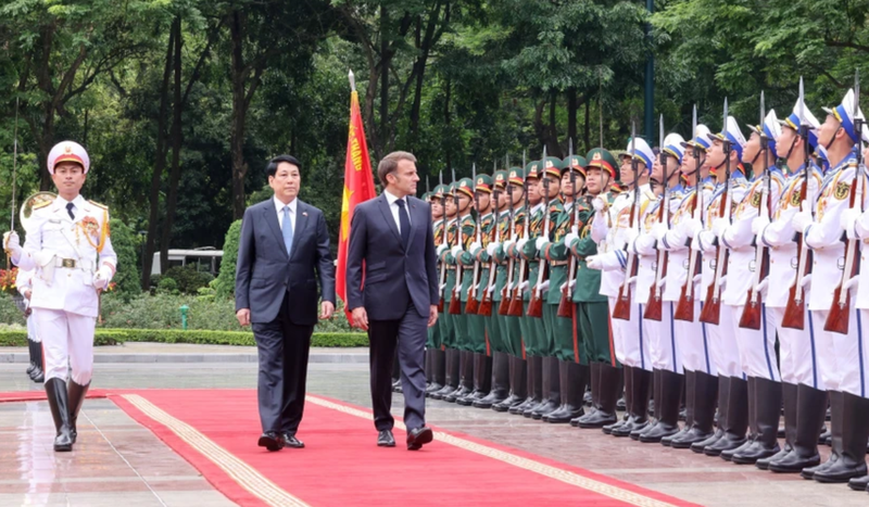 Le président Luong Cuong et son homologue français Emmanuel Macron, lors de la cérémonie d'accueil. Photo : VNA.