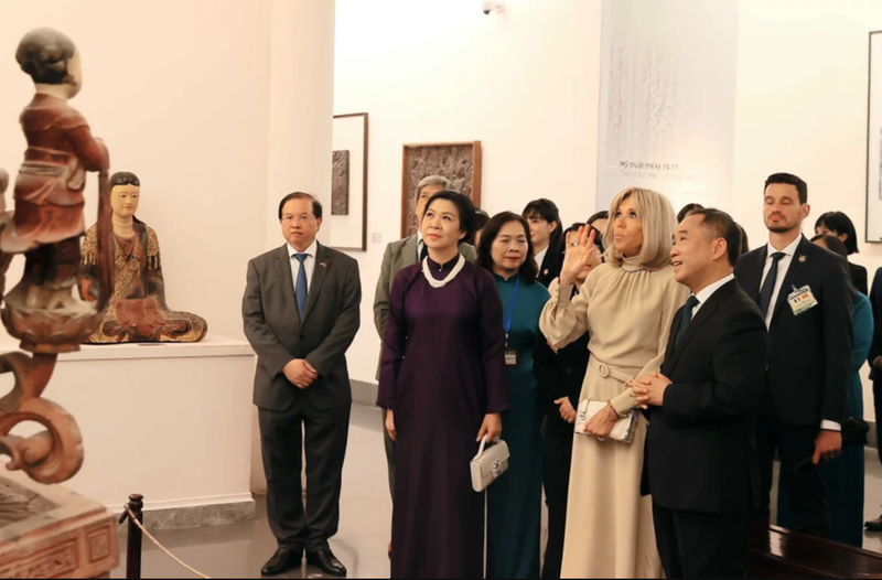 Ngô Phuong Ly et Brigitte Macron au Musée des Beaux-Arts du Vietnam, à Hanoï. Photo: VNA