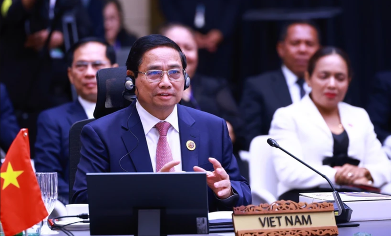 Le Premier ministre Pham Minh Chinh s'exprime lors de session plénière du 46e Sommet de l'ASEAN. Photo : VNA.