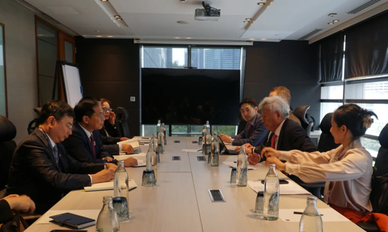 Le vice-Premier ministre et ministre des Affaires étrangères, Bui Thanh Son rencontre le président de la BAII, Jin Liqun, le 26 mai à Kuala Lumpur. Photo: VNA