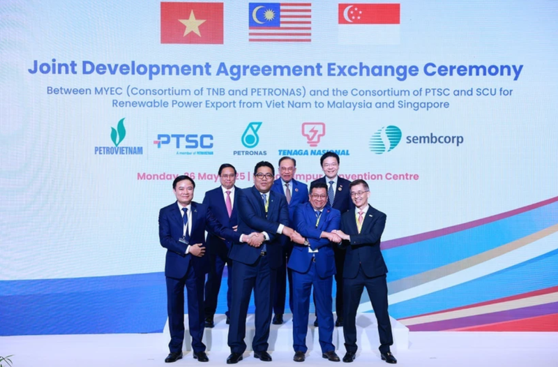 Cérémonie d’échange d’un accord de coopération tripartite Vietnam-Malaisie-Singapour portant sur l’exportation d’électricité issue d'énergies renouvelables. Photo: VNA