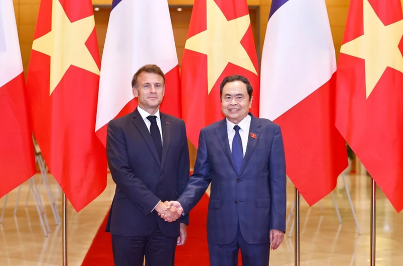 Le président de l’Assemblée nationale du Vietnam, Tran Thanh Man, et le président français, Emmanuel Macron. Photo: VNA