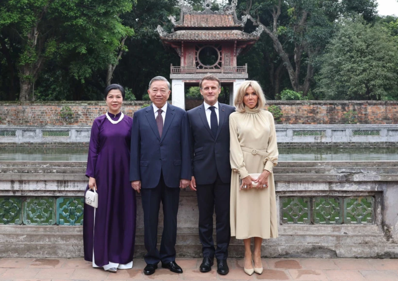 Le secrétaire général du Parti, To Lam, et son épouse Ngo Phuong Ly, le président français, Emmanuel Macron, et son épouse Brigitte Macron, au Temple de la Littérature – Quoc Tu Giam. Photo : VNA.