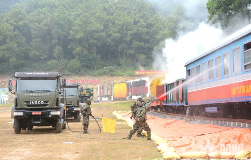 Les troupes chimiques pratiquent la décontamination radioactive lors d'un exercice. Photo: qdnd