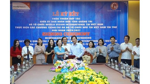 La cérémonie de singature d'un accord de coopération sur la mise en œuvre des programmes financés par WVI pour la période 2023-2027. Photo: thoidai.vn