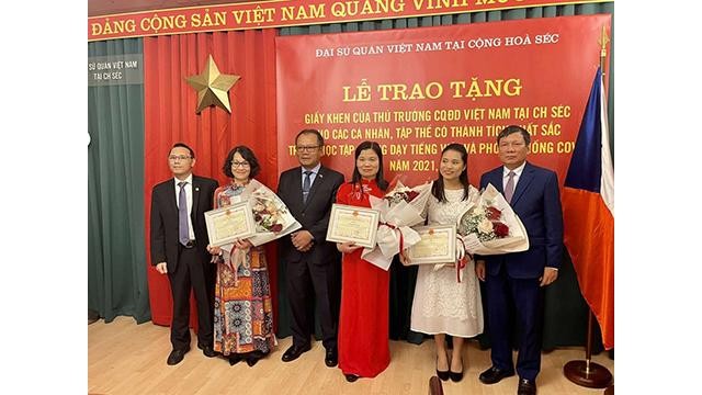 Remise des certificats de mérite aux individus et aux collectifs ayant obtenu des résultats excellents dans l’enseignement et l’apprentissage de la langue vietnamienne en République tchèque. Photo: L'ambassade du Vietnam en R. tchèque 